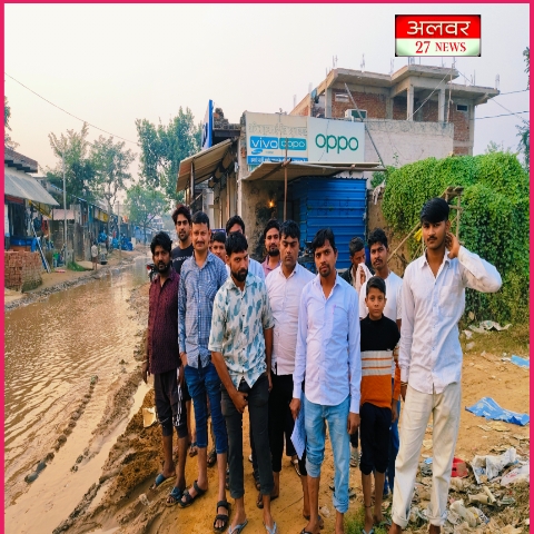 नौगांव क्षेत्र के ग्राम पंचायत रघुनाथगढ़ पर पानी भरने से आक्रोशित हुए ग्रामीण 20251112 074240.jpg