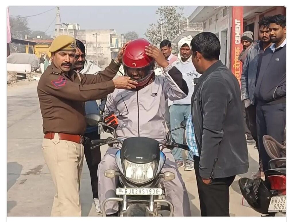 जरूरतमंद दोपहिया वाहन चालकों को बाटे हेलमेट यातायात नियमों की पालना के लिए किया जागृत img 20260112 wa0061