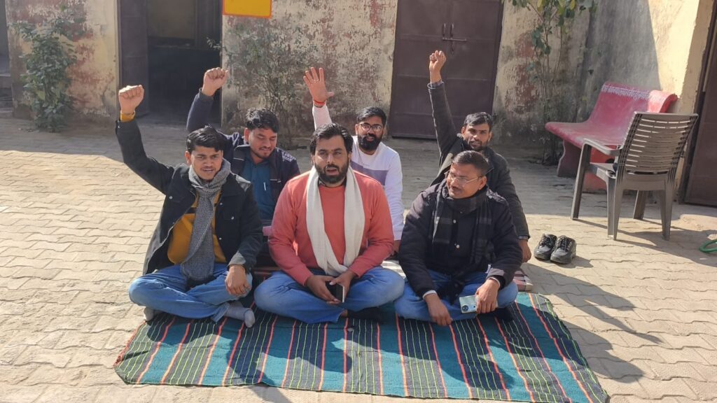 नौगांव में निलंबित पटवारी की बहाली की मांग को लेकर पटवारियों ने की हड़ताल img 20260130 wa0009