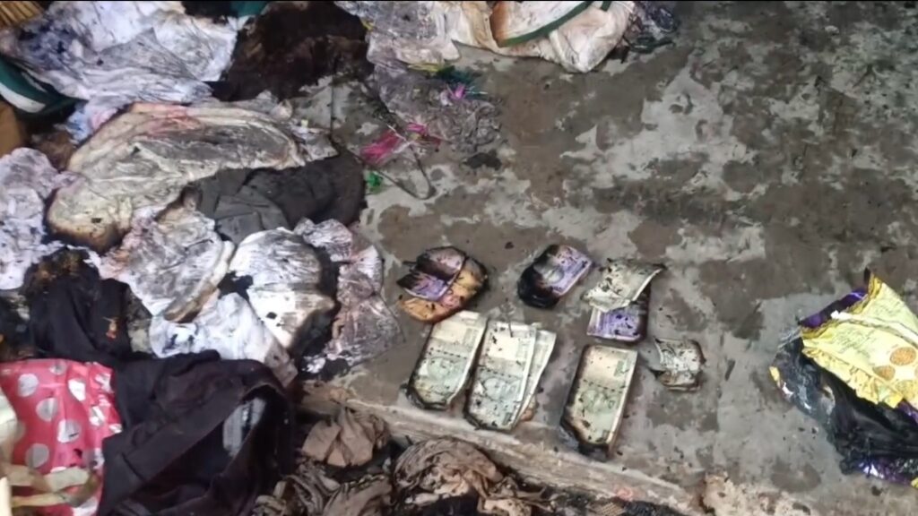 नौगावा शार्टसर्किट से लगी आग से 2.5 लाख नकद एवं लाखों का सामान जला img 20260128 104242