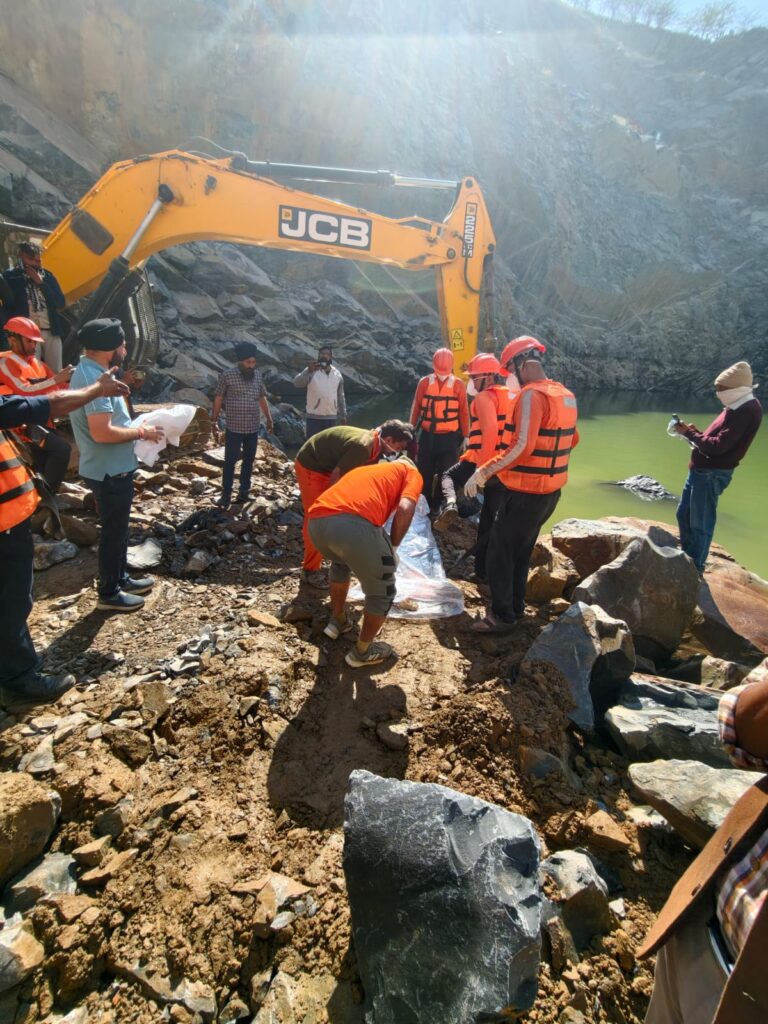 ओडेला खनन हादसा, 9 वें दिन मिला ऑपरेटर का शवः चट्टान के नीचे दबा था, पहाड़ का हिस्सा गिर गया था img 20260214 wa0080