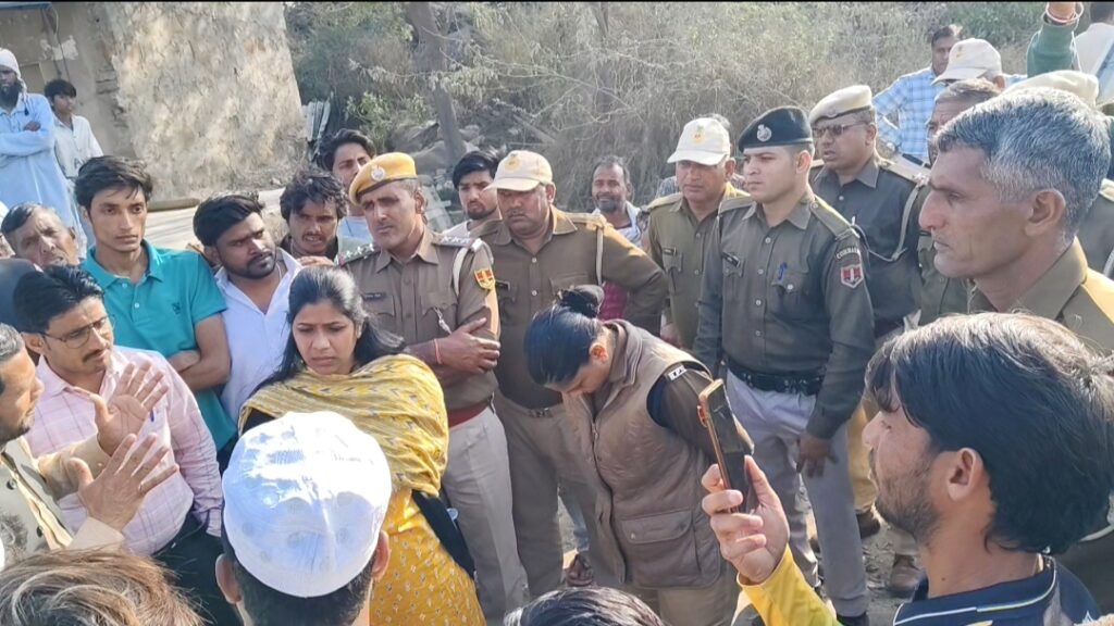 किसानों ने 3 मांगों को लेकर एसडीएम को सौंपा ज्ञापनः भारत-अमेरिका ट्रेड डील रद्द करने, अरावली बचाने और यूजीसी लागू करने की मांग किसानों ने एडीएम एडिशनल एसपी से मुलाकात की img 20260213 083503