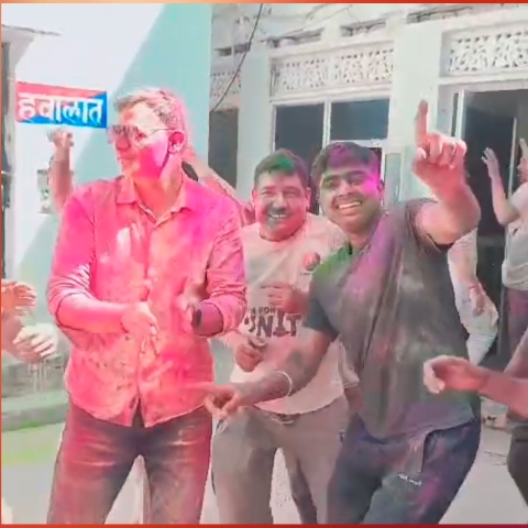 नौगांवा थाने में पुलिसकर्मियों ने जमकर खेली होली, थानाधिकारी हितेश शर्मा 20260305 184441
