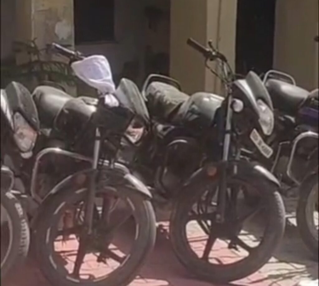 रामगढ़ पुलिस ने बाइक चोरी नेटवर्क का किया भंडाफोड़: 6 हजार रुपए में शराब तस्कर खरीद रहे थे, ज्यादा मांग होने वाली बाइकों को बनाते थे निशाना img 20260428 173005