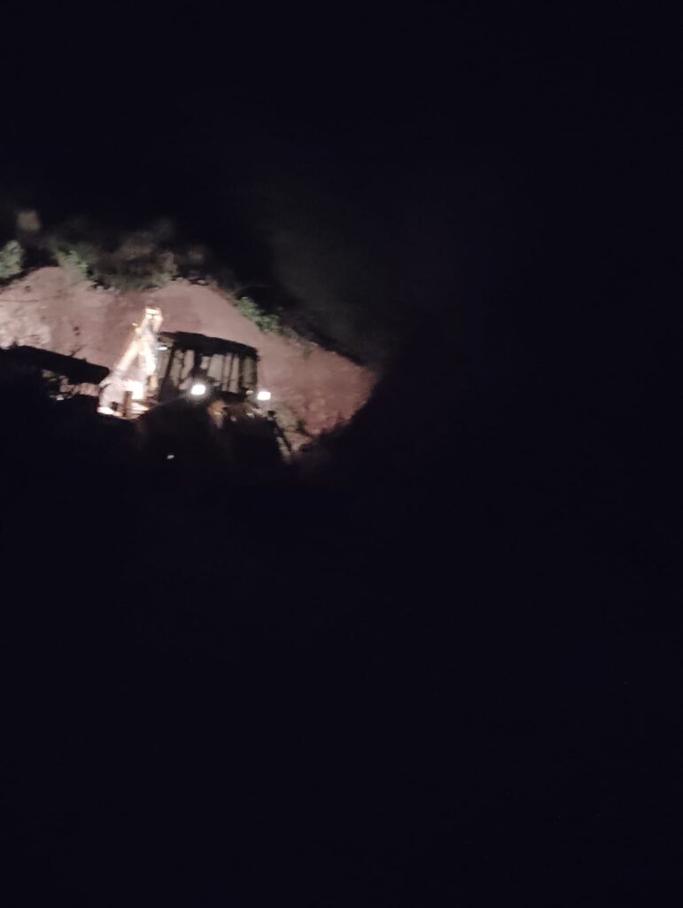 रात का खेल-अंधेरे में अरावली को छलनी कर रहे खनन माफिया img 20260504 wa0062